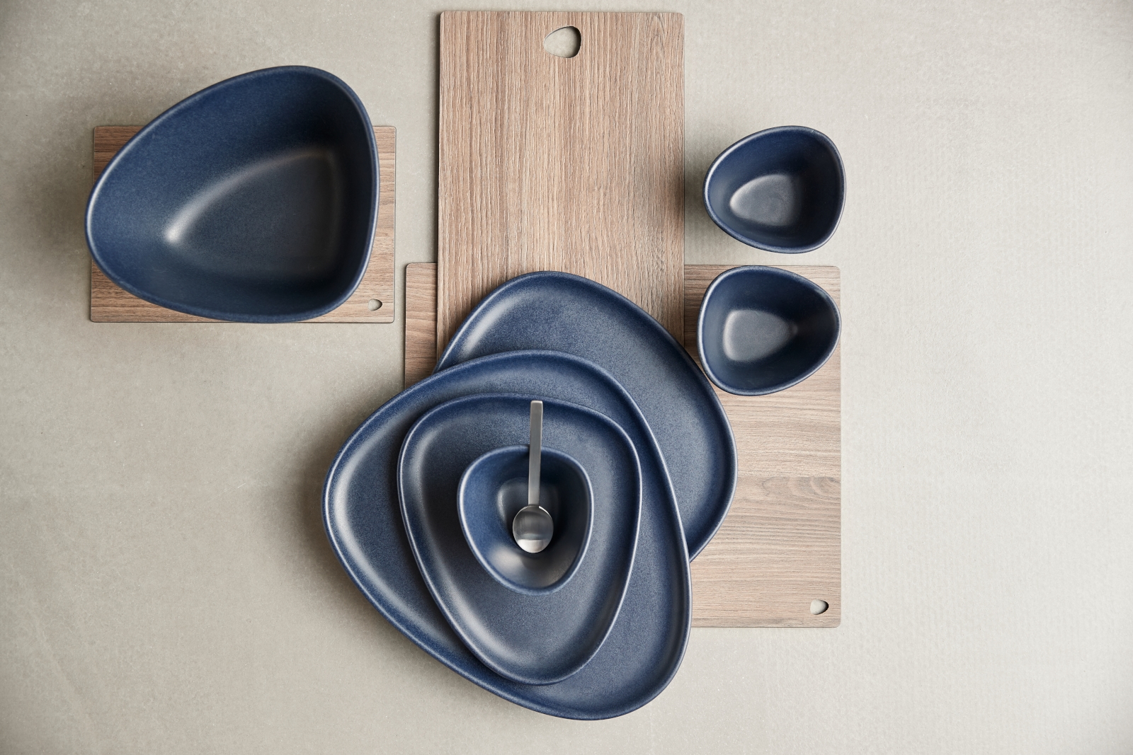 LIND DNA Curve Stoneware Speiseteller navy blue