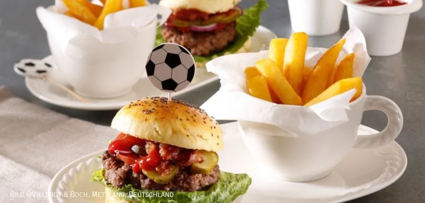 SAFTIGER BACON-BURGER ZUR FUSSBALL WM