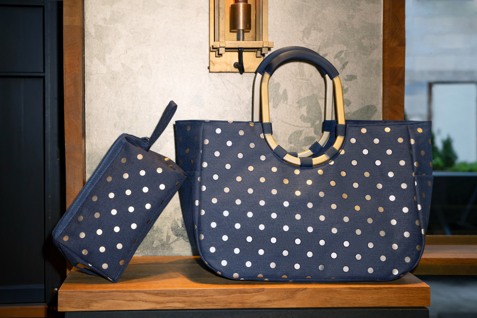 reisenthel loopshopper L frame metallic dots blue Lifestyle 2