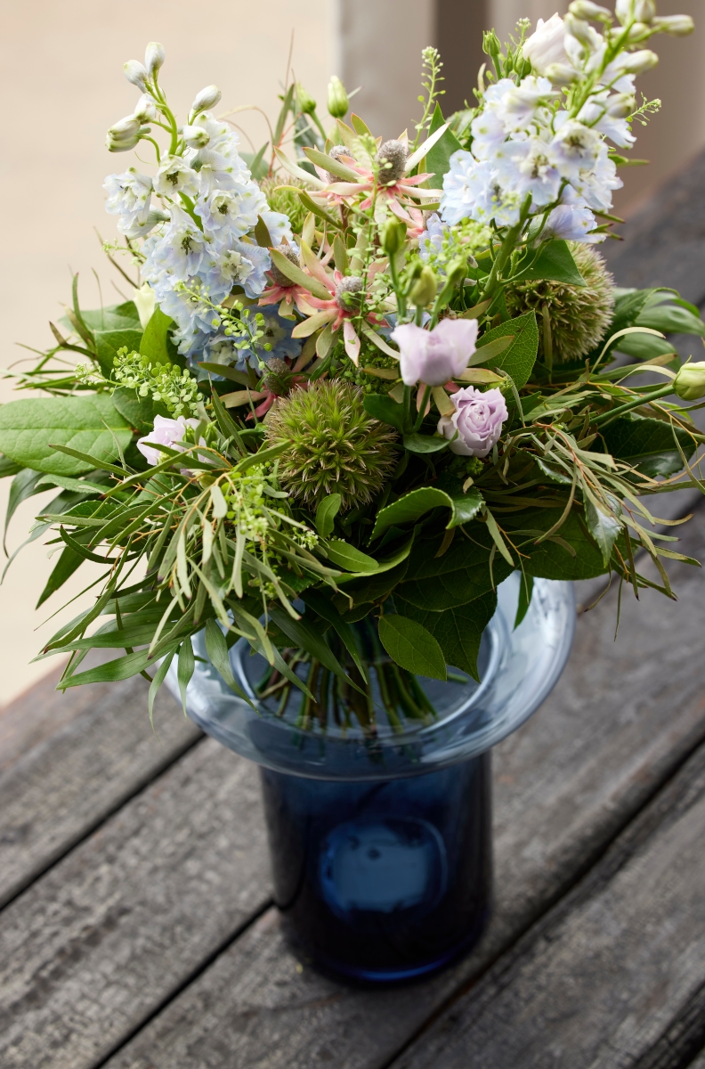 Lyngby Tube Vase Glas dark blue 20 cm Lifestyle3