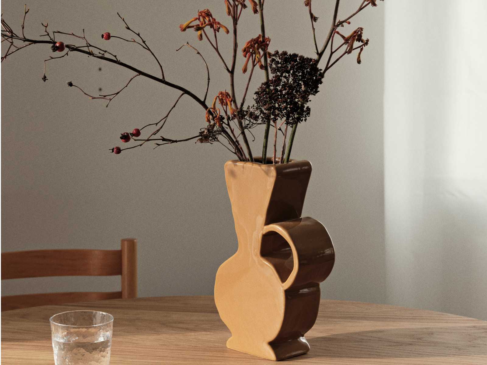 Broste Copenhagen Etta Vase Cinnamon Sand 19x8x30cm Lifestyle 1