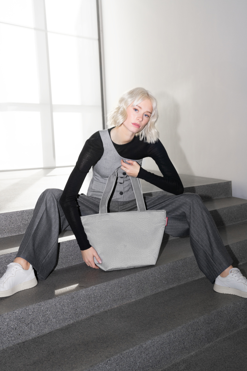 reisenthel shopper M herringbone grey Lifestyle 1