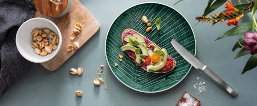 AVOCADOBROT MIT ROTE BETE HUMMUS UND PISTAZIEN